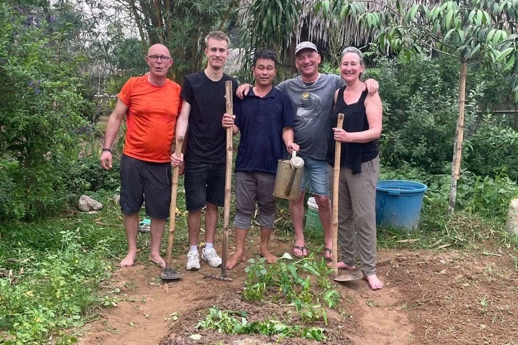 “Du lịch độc lạ ở Việt Nam”, khách Tây nhổ cỏ, trồng rau và dự... đám cưới - 1
