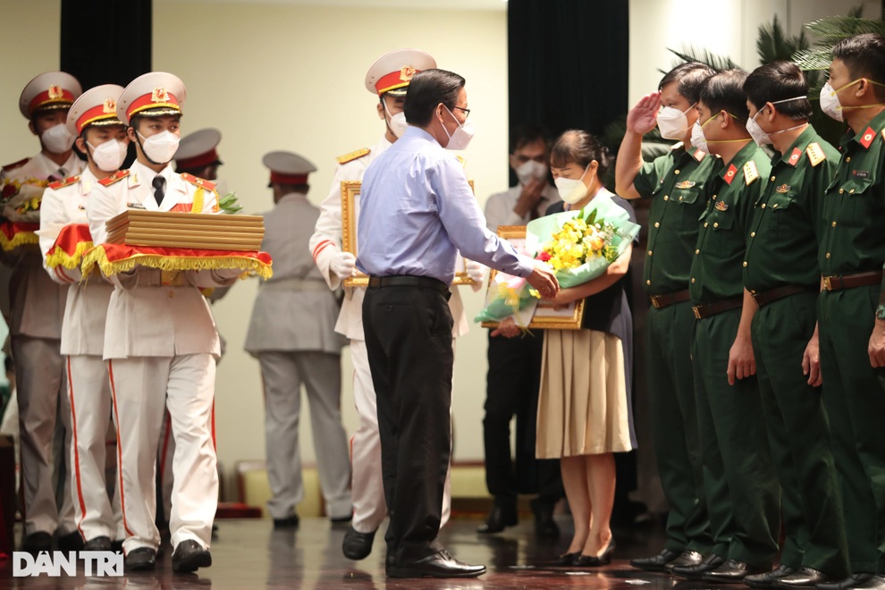Bí thư TPHCM: Hình ảnh cao đẹp của chiến sĩ tuyến đầu sẽ được lưu giữ mãi! - 5 Bí thư TPHCM: Hình ảnh cao đẹp của chiến sĩ tuyến đầu sẽ được lưu giữ mãi! - 5