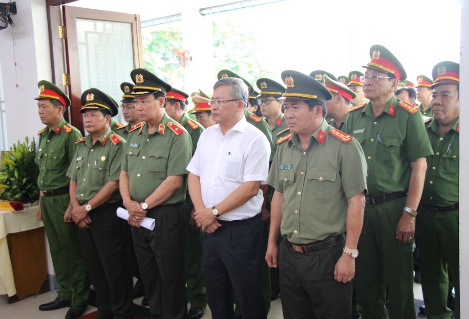 Thăng quân hàm cho Đại úy công an bị đâm chết trong ngày 30 Tết - 4 Thăng quân hàm cho Đại úy công an bị đâm chết trong ngày 30 Tết - 4