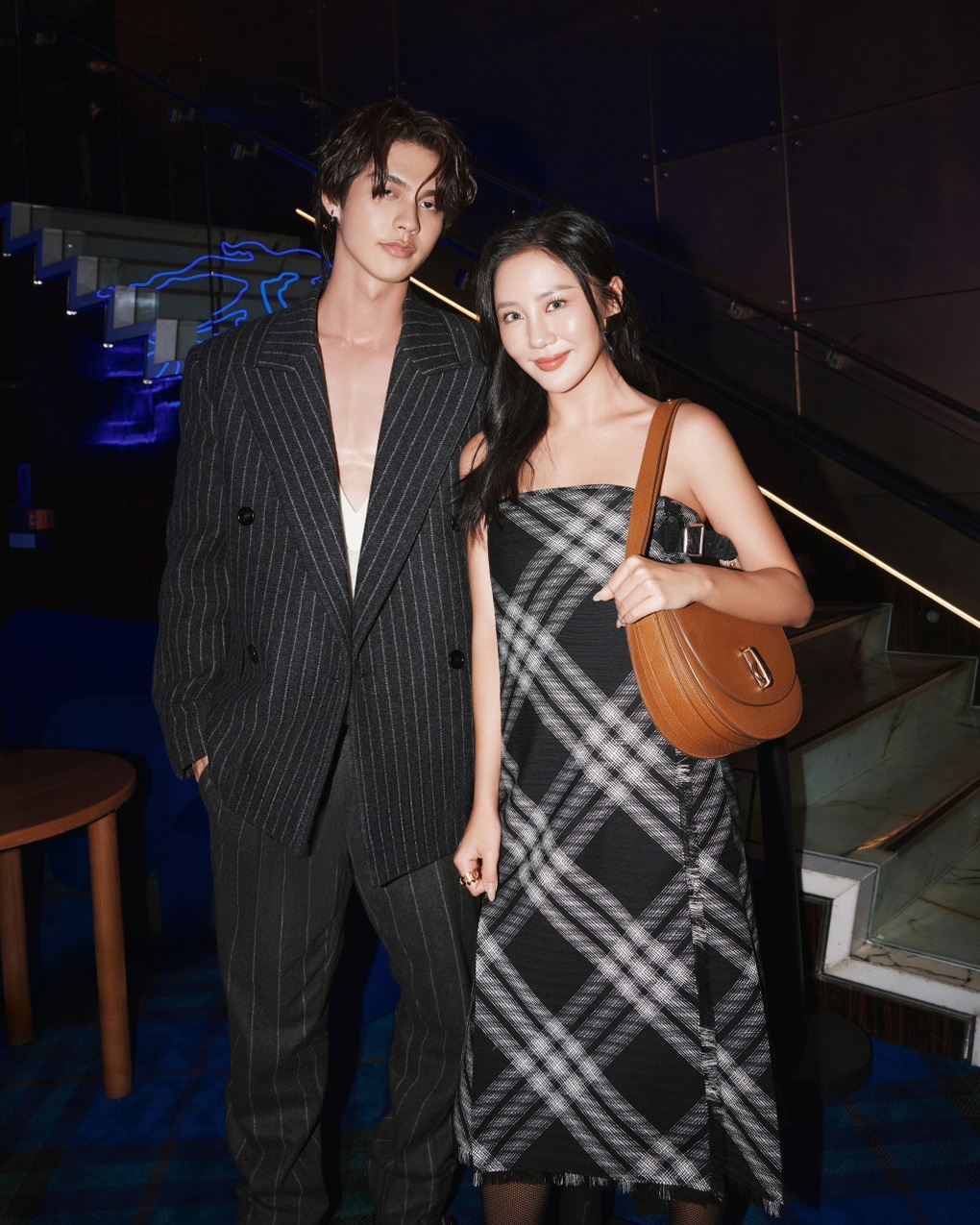 Văn Mai Hương khoe vai trần quyến rũ, tình tứ bên nam thần Thái Lan - 2