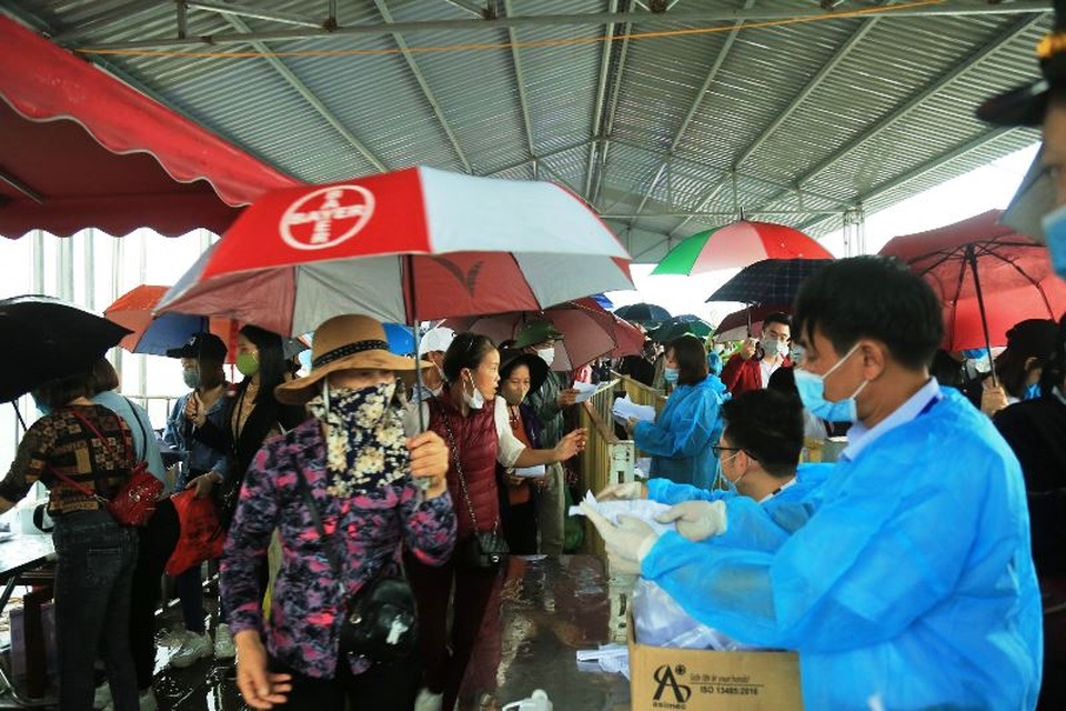 Hàng trăm tình nguyện viên phân luồng, đảm bảo phòng dịch tại chùa Tam Chúc - 1 Hàng trăm tình nguyện viên phân luồng, đảm bảo phòng dịch tại chùa Tam Chúc - 1