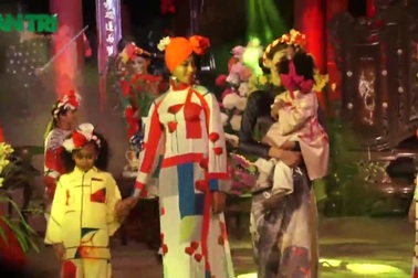 NTK Duyên Hương trình diễn bộ sưu tập áo dài Hoa mỹ nhân