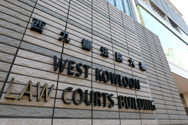 Ra tòa vì sờ ngực nữ giúp việc để kiểm tra bệnh mồ hôi