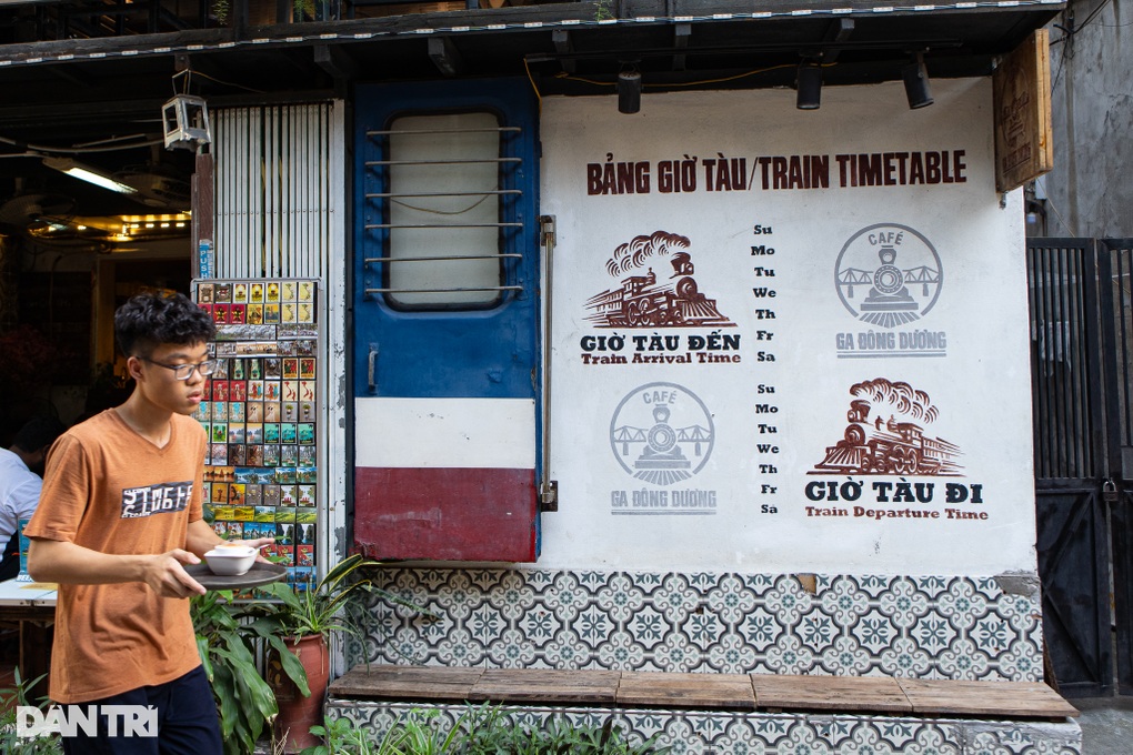 Chủ quán cà phê đường tàu Hà Nội trang bị loa, dựng rào cảnh báo du khách - 9 Chủ quán cà phê đường tàu Hà Nội trang bị loa, dựng rào cảnh báo du khách - 9