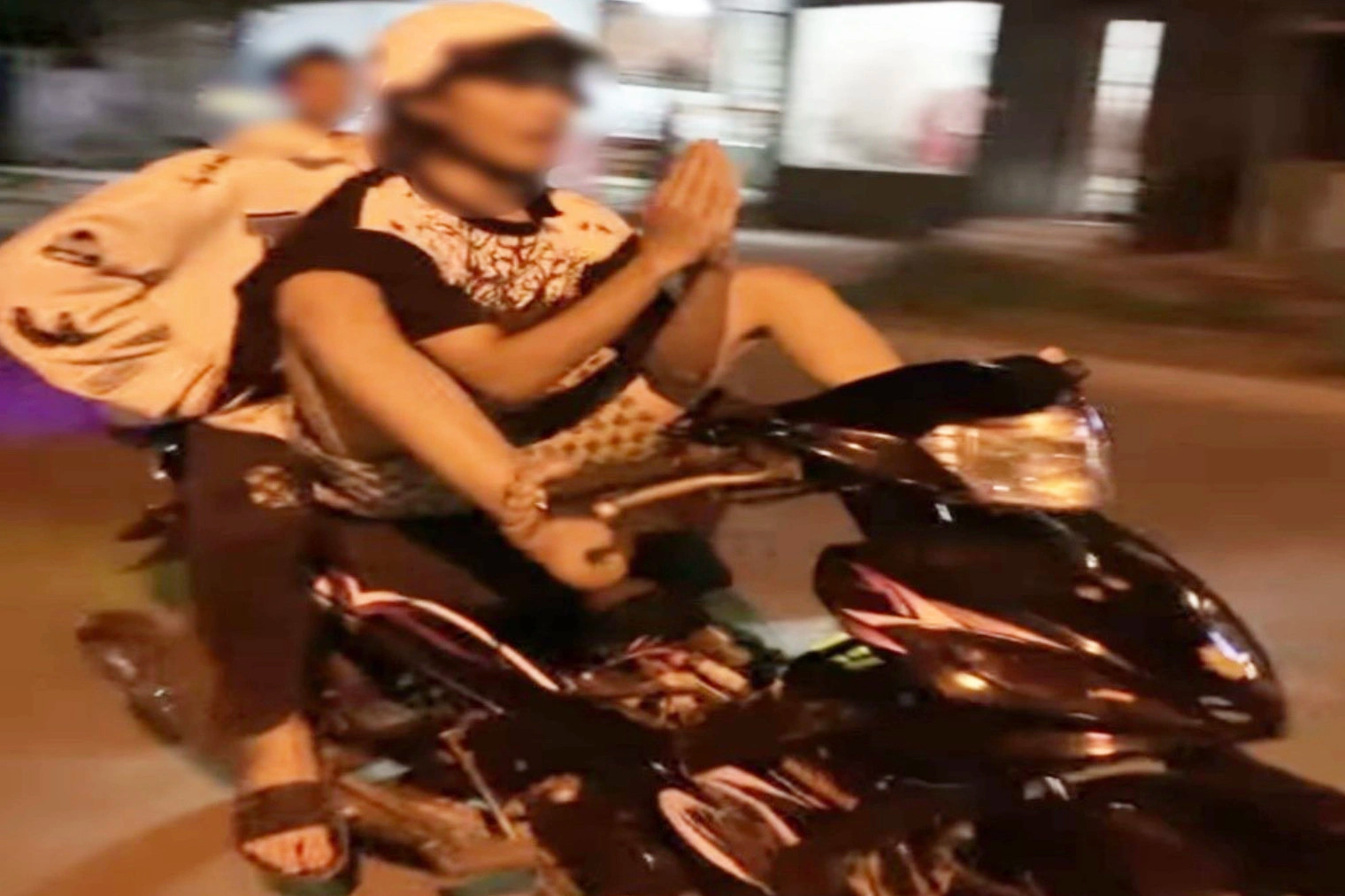 Thanh niên lái xe máy bằng chân, nhờ bạn quay video tung lên mạng - 1