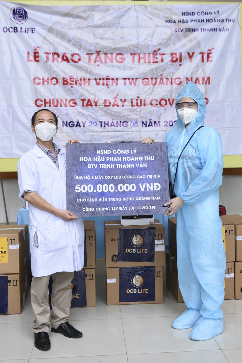 Hoa hậu Phan Hoàng Thu diện đồ bảo hộ kín mít vào Quảng Nam trao quà - 3 Hoa hậu Phan Hoàng Thu diện đồ bảo hộ kín mít vào Quảng Nam trao quà - 3