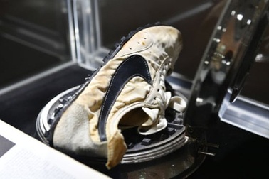 Giày cũ nát như đồ bỏ đi, đại gia chi 10 tỷ đồng mua về