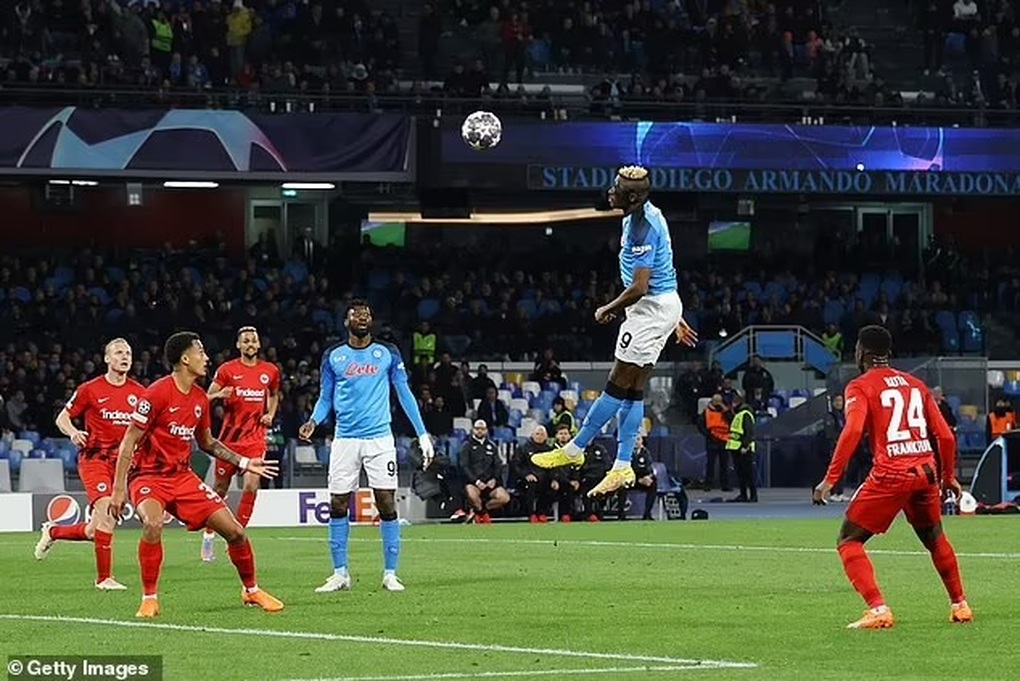 Osimhen chói sáng giúp Napoli giành vé vào tứ kết Champions League - 1 Osimhen chói sáng giúp Napoli giành vé vào tứ kết Champions League - 1
