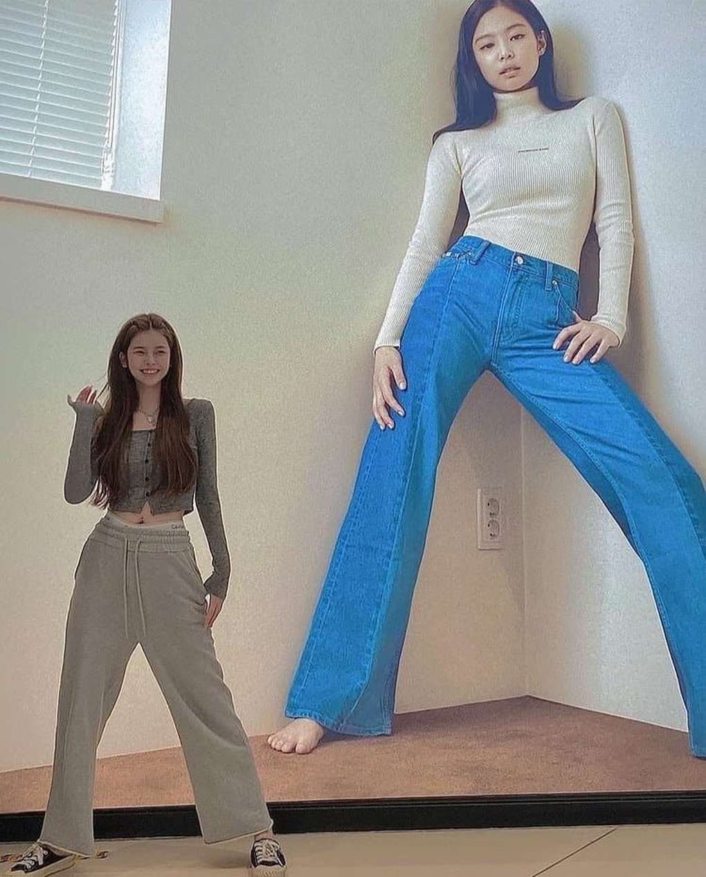 Giới trẻ xếp hàng dài, phát cuồng vì chụp với ảnh quảng cáo của Jennie - 3