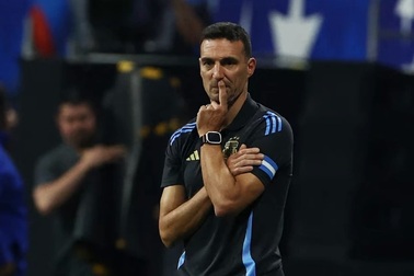 HLV Scaloni và thủ môn Martinez chê mặt sân ở Copa America 2024