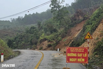 Sạt lở nghiêm trọng trên quốc lộ 48D, tiềm ẩn nguy cơ tai nạn