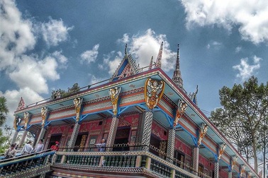 Ngôi chùa độc nhất vô nhị dùng… 9000 chiếc chén, đĩa ốp tường