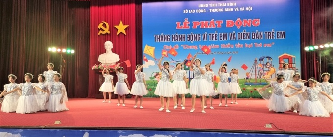 Các em học sinh Trường Tiểu học và Trung học  cơ sở xã Hòa Bình, huyện Vũ Thư biểu diễn văn nghệ.