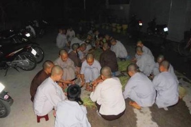 Thức dậy từ 2 giờ sáng chuẩn bị cơm chay cho sĩ tử