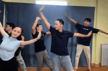Nhiều đàn ông Việt chi tiền triệu đi học múa cổ trang, biểu diễn cho vợ xem