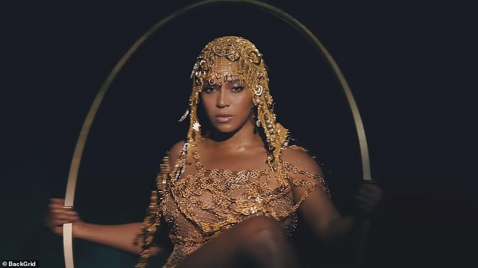 Beyonce gây sốt với hình ảnh đẹp “mãn nhãn” trong album visual mới - 6 Beyonce gây sốt với hình ảnh đẹp “mãn nhãn” trong album visual mới - 6