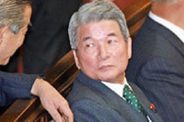 Bộ trưởng Y tế Nhật Bản bị yêu cầu từ chức