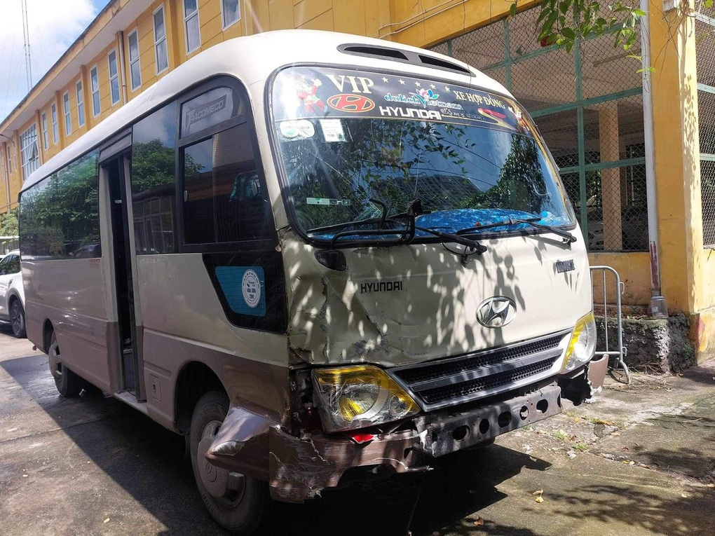 Xe khách vượt đèn đỏ tông lật ô tô tải rồi bỏ chạy - 2 Xe khách vượt đèn đỏ tông lật ô tô tải rồi bỏ chạy - 2