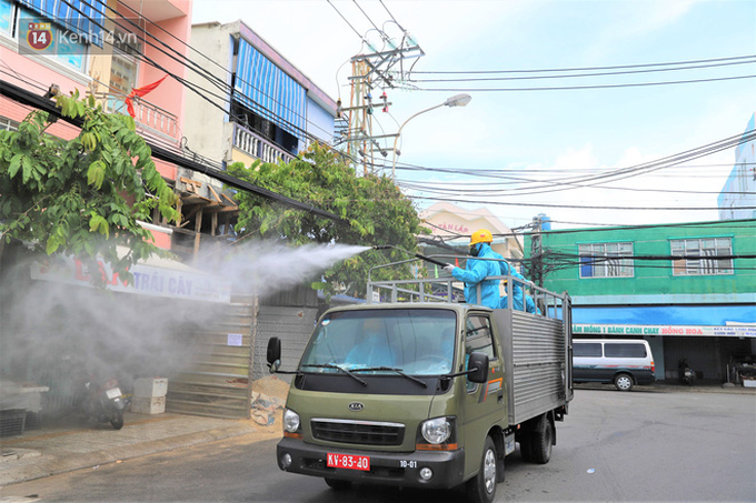 Xuất hiện 4 ca nhiễm Covid-19 mới tại 3 khu chợ, Đà Nẵng phun hoá chất trên diện rộng tại quận Thanh Khê - Ảnh 1. Xuất hiện 4 ca nhiễm Covid-19 mới tại 3 khu chợ, Đà Nẵng phun hoá chất trên diện rộng tại quận Thanh Khê - Ảnh 1.