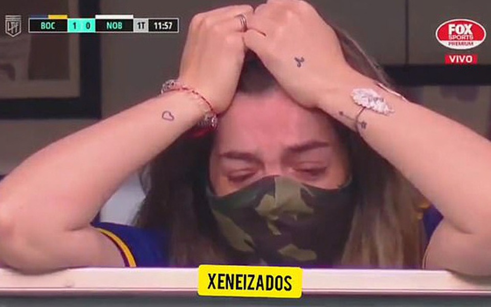 Con gái Maradona òa khóc khi chứng kiến hình ảnh tri ân người cha - 2 Con gái Maradona òa khóc khi chứng kiến hình ảnh tri ân người cha - 2