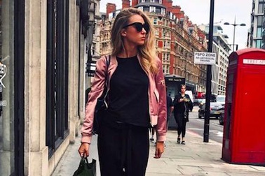 Bà xã của Morata tự tin khoe dáng nuột nà tại xứ sở sương mù