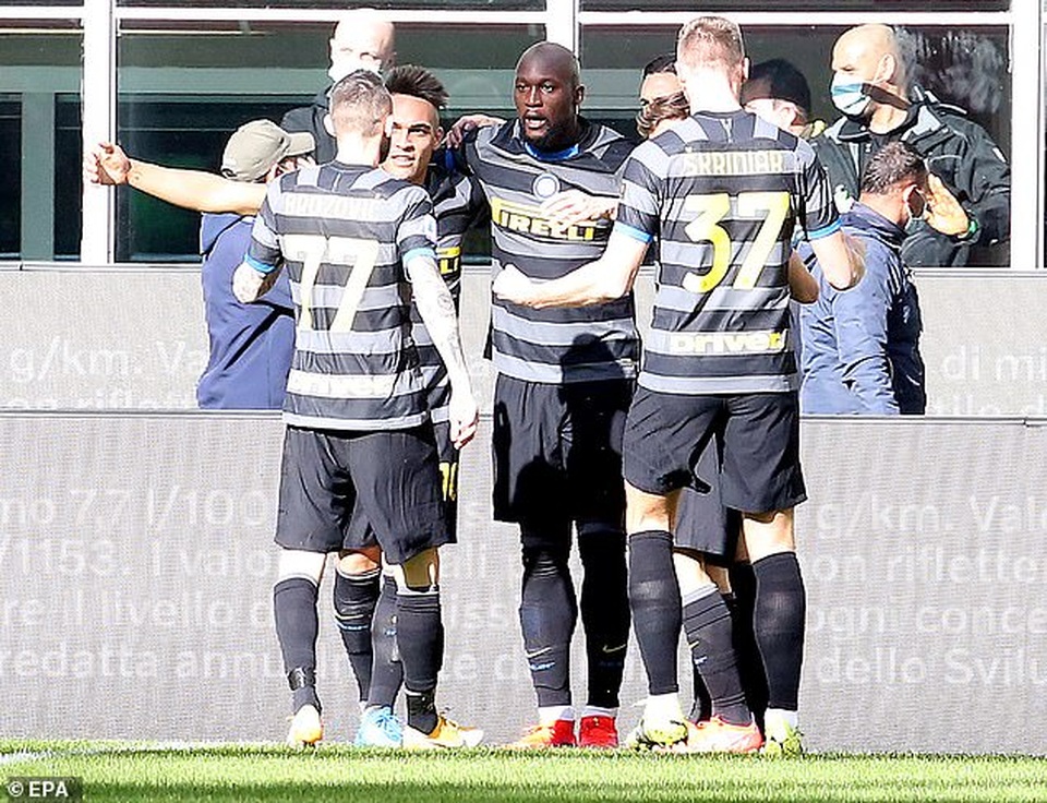 Inter Milan vững ngôi đầu, AC Milan đánh bại AS Roma - 6 Inter Milan vững ngôi đầu, AC Milan đánh bại AS Roma - 6