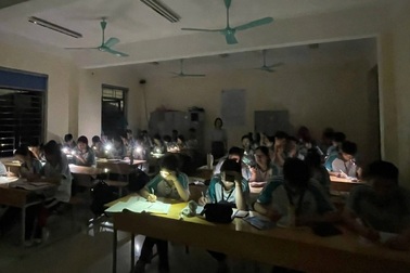 7h sáng trời bỗng tối đen như mực, học trò soi đèn đi học