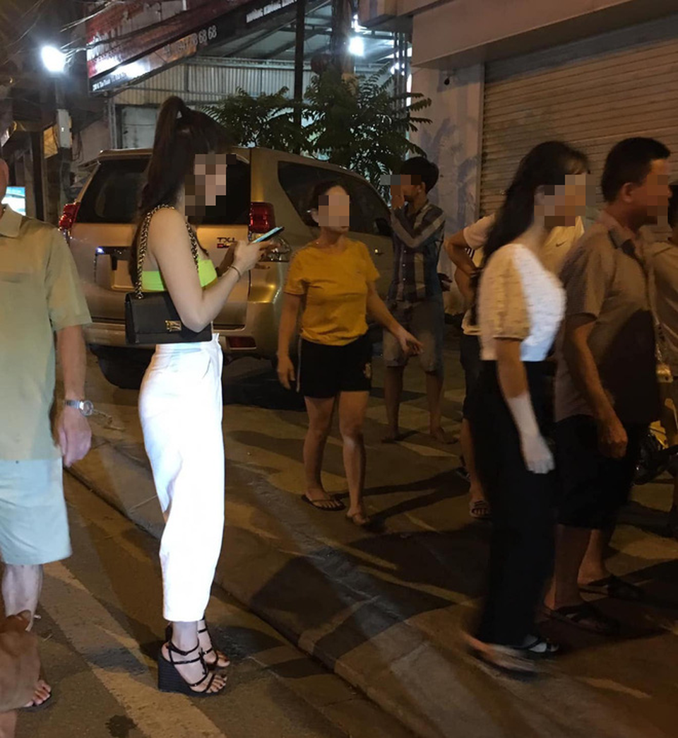 Quay lén cô gái trong nhà vệ sinh, nam thanh niên bị đánh gục - 2 Quay lén cô gái trong nhà vệ sinh, nam thanh niên bị đánh gục - 2