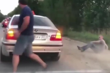 Hành khách bị tài xế taxi đuổi khỏi xe vì vứt rác ra đường