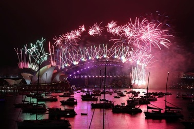 Thế giới tuần qua: Pháo hoa chào năm mới 2021 với niềm tin và hi vọng