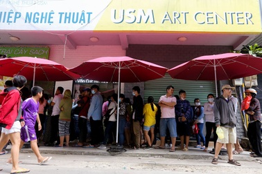 Người Sài Gòn xếp hàng "rồng rắn" để ăn sầu riêng trả hạt