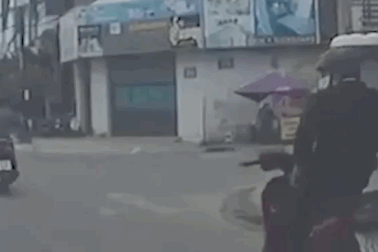 Vượt đèn đỏ, xe máy bị xe ben cán nát