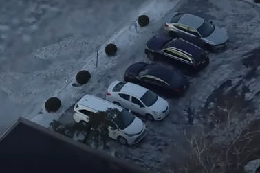 Nhiều ô tô "chôn chân" trong bãi đỗ vì sự cố hi hữu