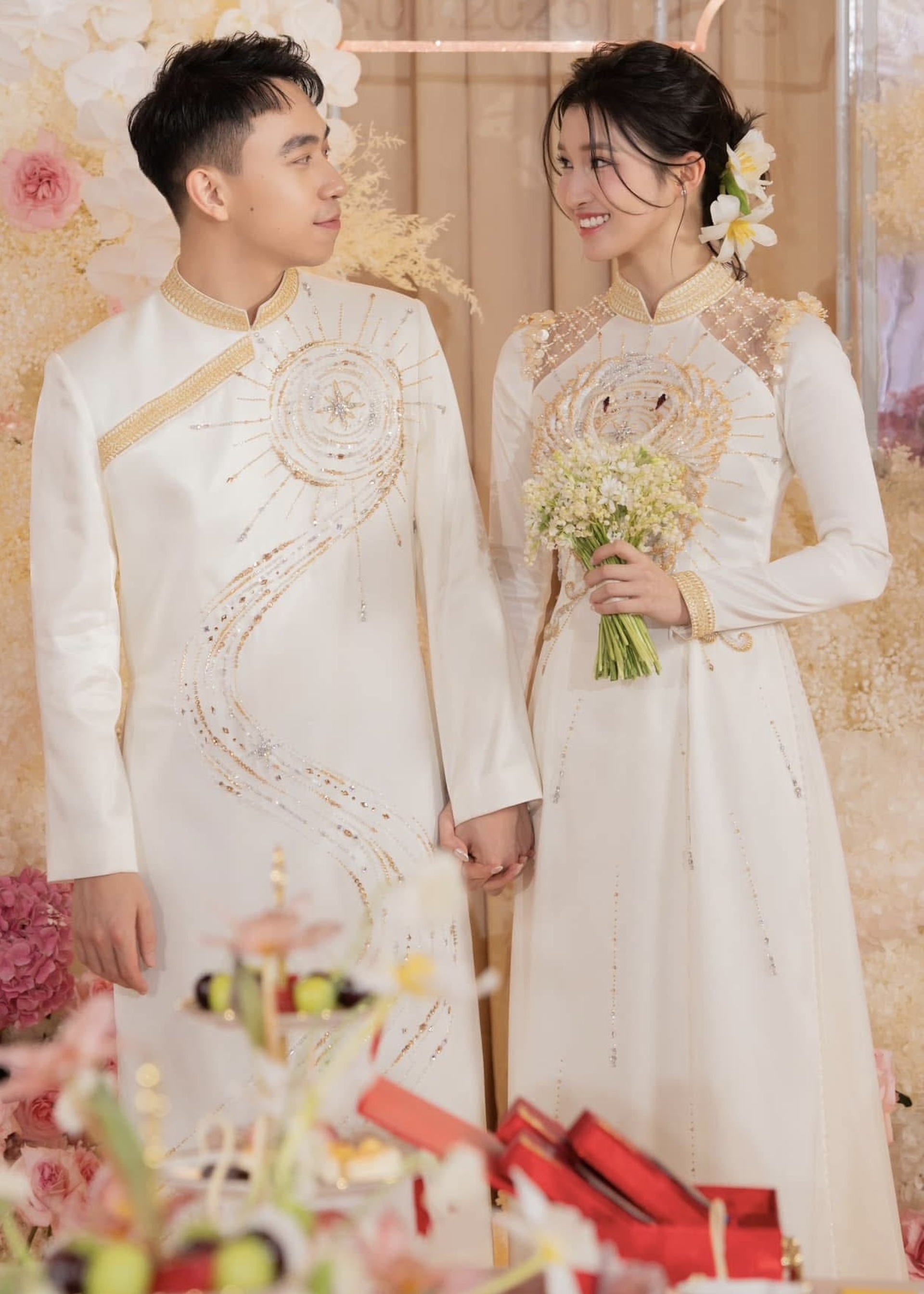 Á hậu Phương Nhi diện áo dài đính hơn 200 viên đá Swarovski trong lễ ăn hỏi - 1 Á hậu Phương Nhi diện áo dài đính hơn 200 viên đá Swarovski trong lễ ăn hỏi - 1