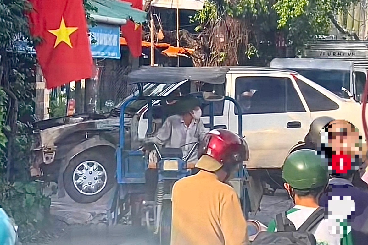 Công an xác minh tài xế xe ba gác chở ô tô chắn ngang đường tại TPHCM - 1