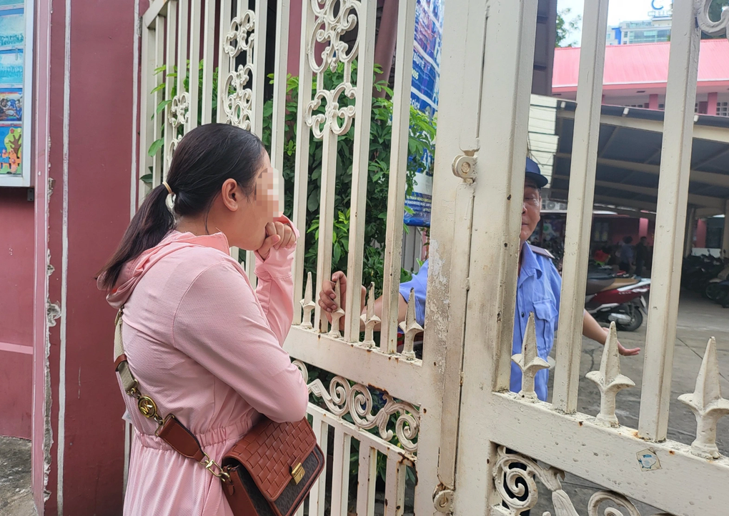 Kẻ khóc, người cười vụ xếp hàng xuyên đêm mua hồ sơ vào lớp 1 ở TPHCM - 7 Kẻ khóc, người cười vụ xếp hàng xuyên đêm mua hồ sơ vào lớp 1 ở TPHCM - 7