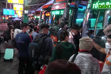 Người dân về quê đón Tết: Bến xe đông nghẹt, cửa ngõ phía Tây kẹt kéo dài