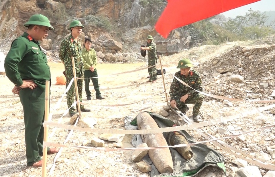 Phát hiện quả bom xuyên phá khi tôn tạo đình làng - 1 Phát hiện quả bom xuyên phá khi tôn tạo đình làng - 1