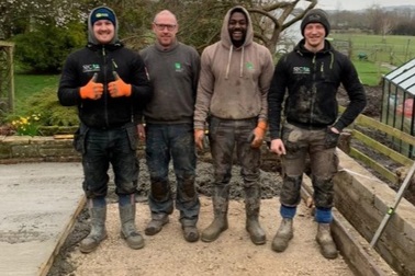 Đào được bom, cả nhóm thợ làm vườn rủ nhau chụp ảnh tự sướng