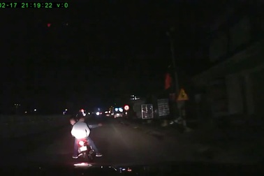 Clip ghi lại hình ảnh nhóm thanh niên kẹp 3 lăng mạ, truy sát ô tô trên QL 1A.