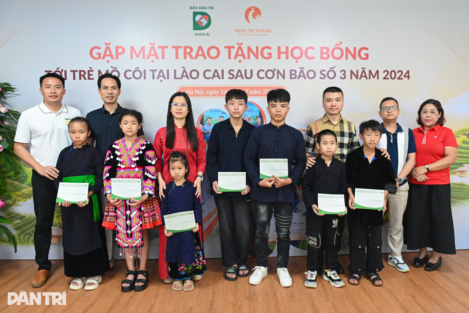 Báo Dân trí trao học bổng tới 10 trẻ em mồ côi ở Lào Cai - 3 Báo Dân trí trao học bổng tới 10 trẻ em mồ côi ở Lào Cai - 3