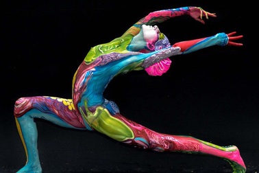 Người mẫu “body-painting” và diễn biến cảm xúc trong một ngày làm việc