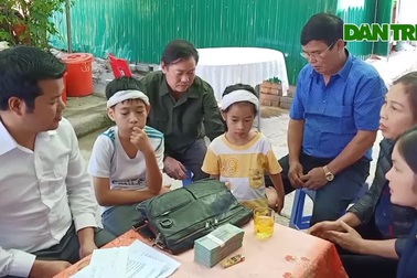 Video: Đại diện báo Dân trí trao số tiền 246 triệu đồng cho hai đứa con thơ của cô giáo gặp nạn không có nổi chiếc áo quan.