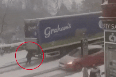 Món quà bất ngờ dành tặng người phụ nữ giúp... đẩy xe tải lên dốc