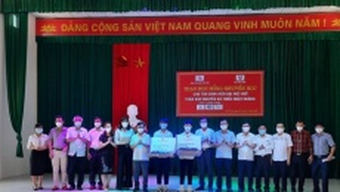 Trao học bổng cho tân sinh viên Trường Đại học Huế tại Làng Trẻ em mồ côi Hà Tĩnh