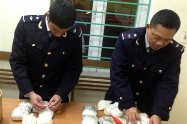 Vận chuyển lậu hơn 8kg ma túy đá