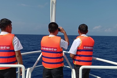 Tàu Cảnh sát biển tiếp cận hiện trường tàu cá gặp nạn làm 13 người mất tích