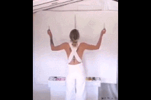 Clip "nữ họa sĩ xinh đẹp vẽ tranh bằng 2 tay cùng lúc" nổi bật tuần qua