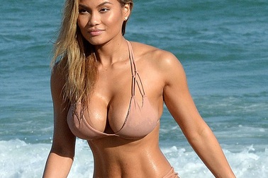 Bồ cũ của 50 cent tung tăng trên biển cùng bạn trai mới