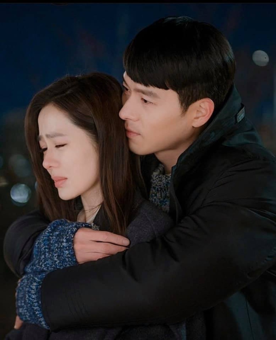 Hyun Bin ôm Son Ye Jin tại tiệc ăn mừng “Hạ cánh nơi anh” kết thúc - 6 Hyun Bin ôm Son Ye Jin tại tiệc ăn mừng “Hạ cánh nơi anh” kết thúc - 6